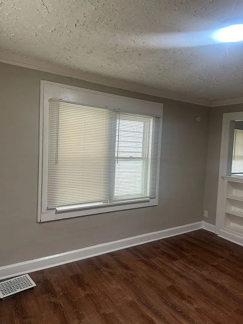 610 N Linwood Ave in Indianapolis, IN! This charming house features 2 bedrooms and 1 full bath — Photo 3