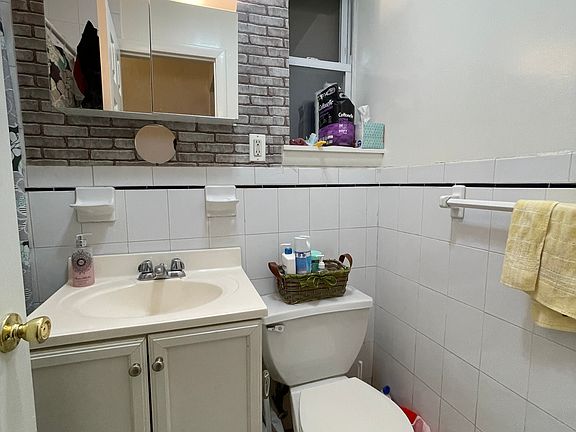 5th image of 304 E 83rd St #2A