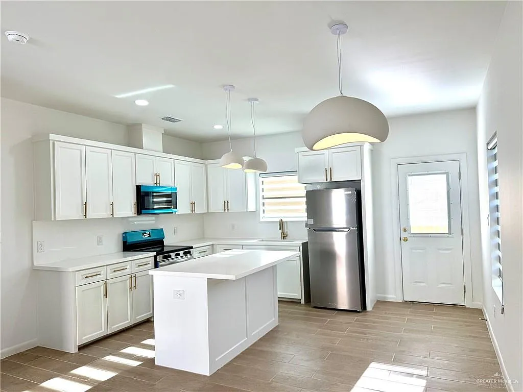3 bed, 2.0 bath, 1150 sqft, $1,400 — Photo 3