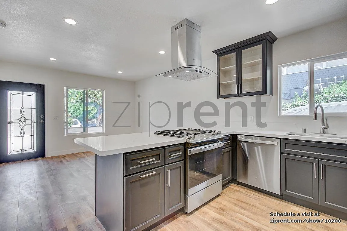 3 bed, 1100 sqft, $5,500 — Photo 1