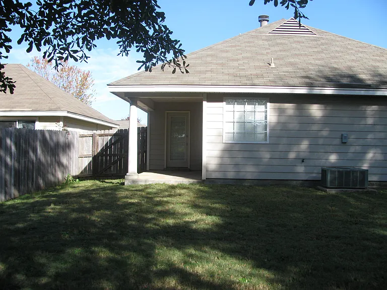 1537 Hawthorne Ln — Photo 7
