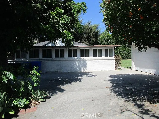 5 bed, 2208 sqft, $6,200 — Photo 2