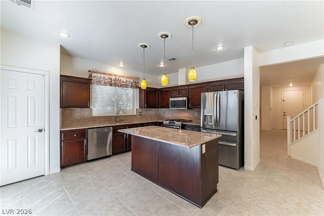 4 bed, 2.5 bath, 2561 sqft, $2,395 — Photo 3