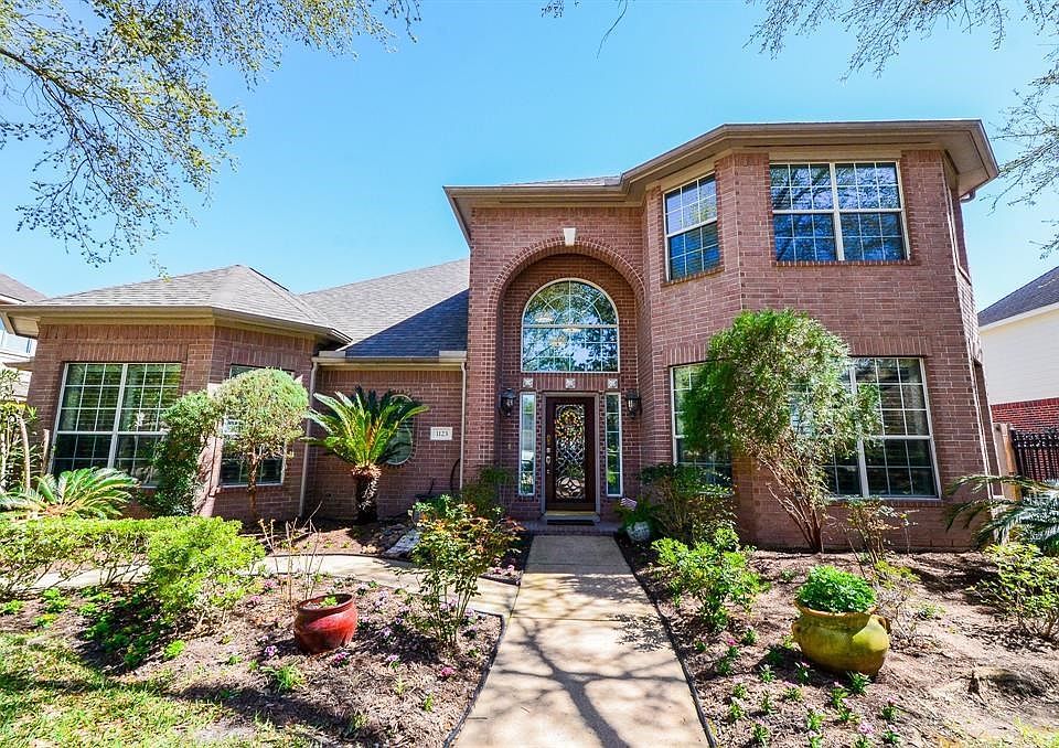 Stunning 5 bedroom home in Green Trails Park!  Beautiful Elevation!