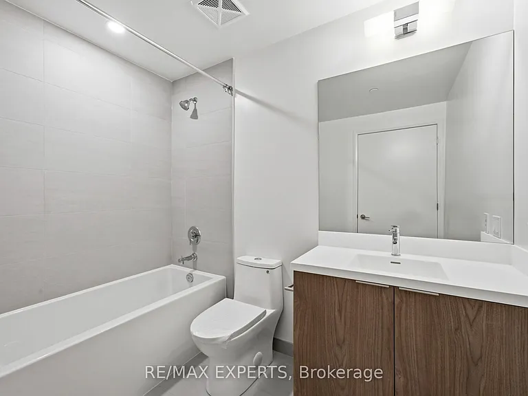 400 King St W #1028 — Photo 12