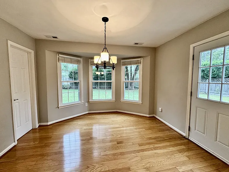 965 Commodore Dr — Photo 12