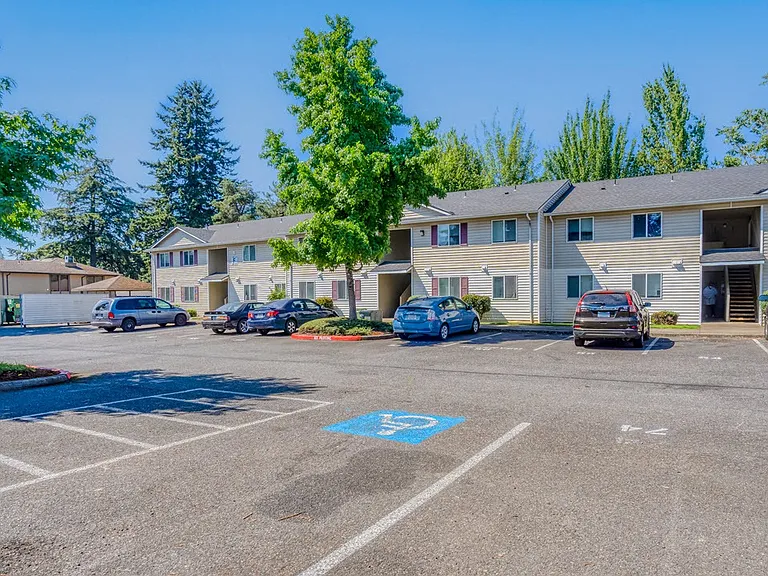 Windsor Manor Apartments — Photo 17