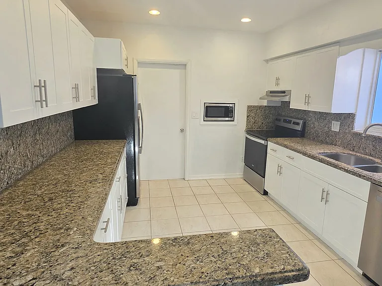 1415 Genoa St — Photo 9