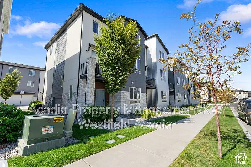 4 bed, 4.0 bath, 2050 sqft, $2,200 — Photo 3
