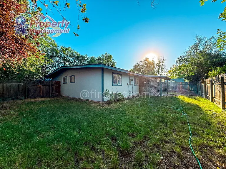 210 S Homedale Ave — Photo 24