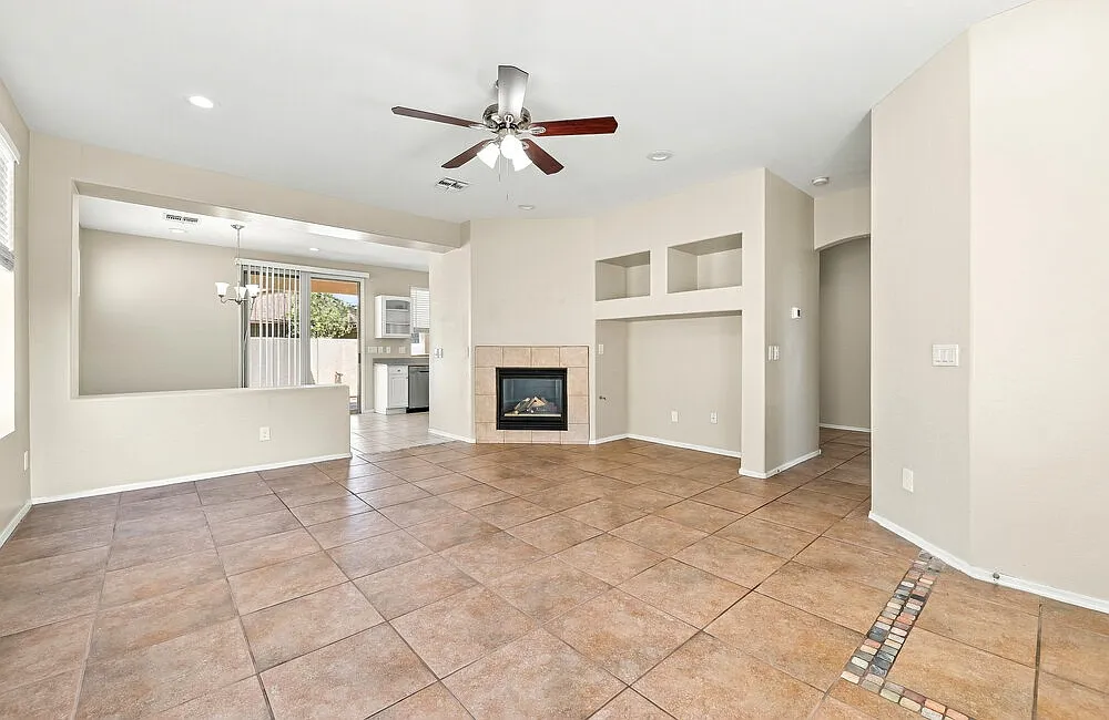 3 bed, 2.0 bath, 1450 sqft, $2,140 — Photo 3