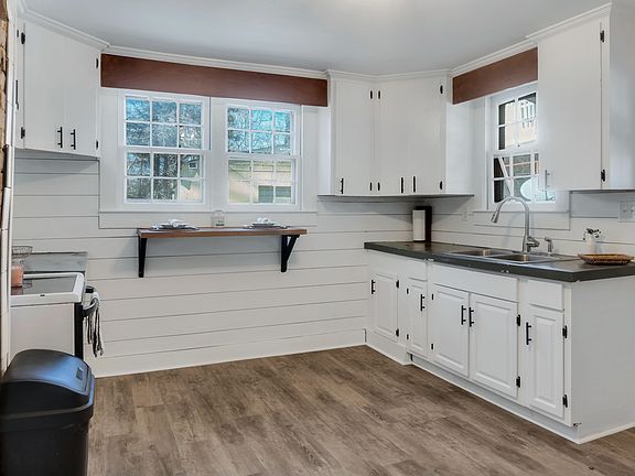 5th image of 368 White Pine Dr