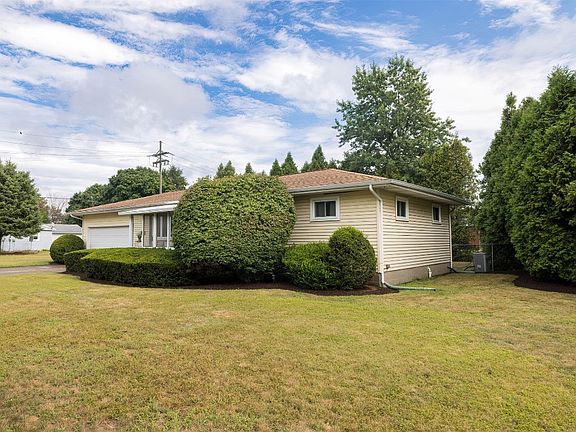 3rd image of 2009 S Manor Dr