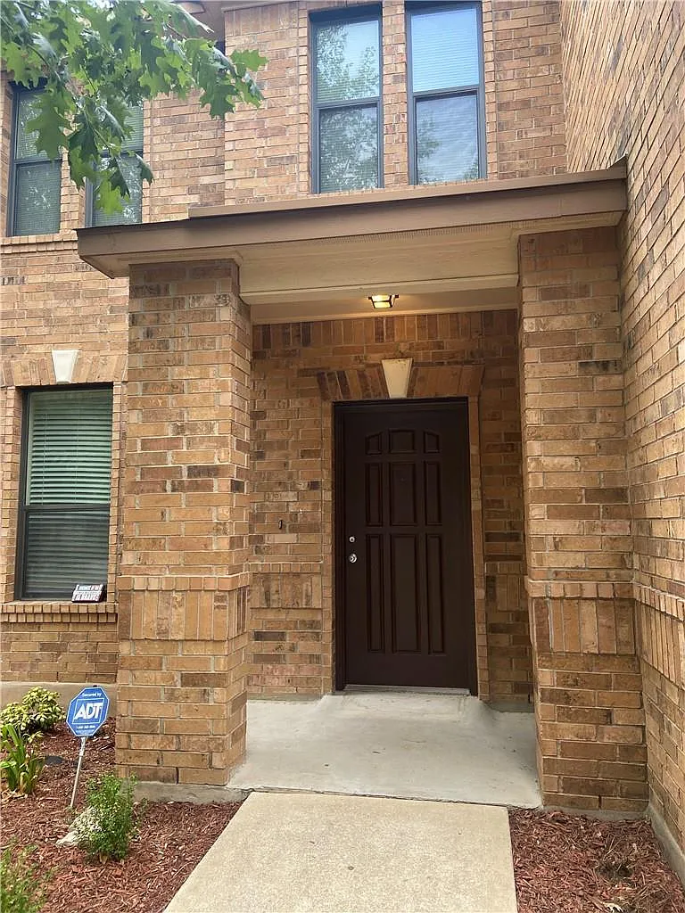 4 bed, 2.5 bath, 2244 sqft, $2,395 — Photo 2