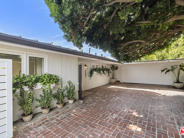 9881 Beverly Grove Dr — Photo 3