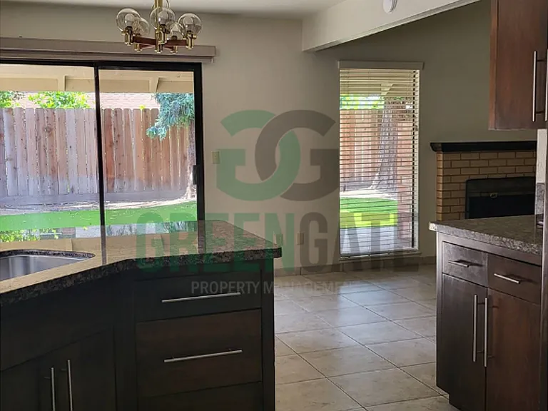 2428 Woodvale Dr — Photo 6