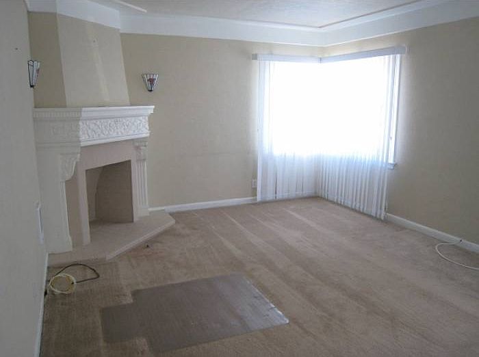 Living Room w. Fireplace