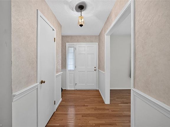 4th image of 190 Farmbrooke Ln