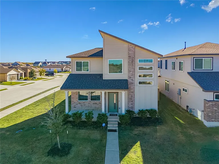 714 Granger Ln — Photo 1