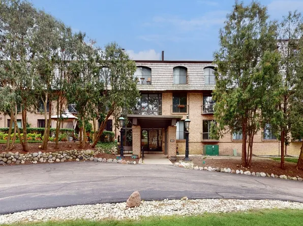 600 W Russell St APT 208, Barrington, IL 60010