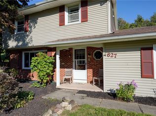 627 Hook Rd, Farmington, NY 14425