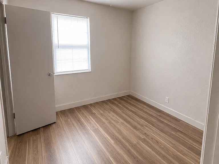 1600 NW 13th Ct — Photo 5