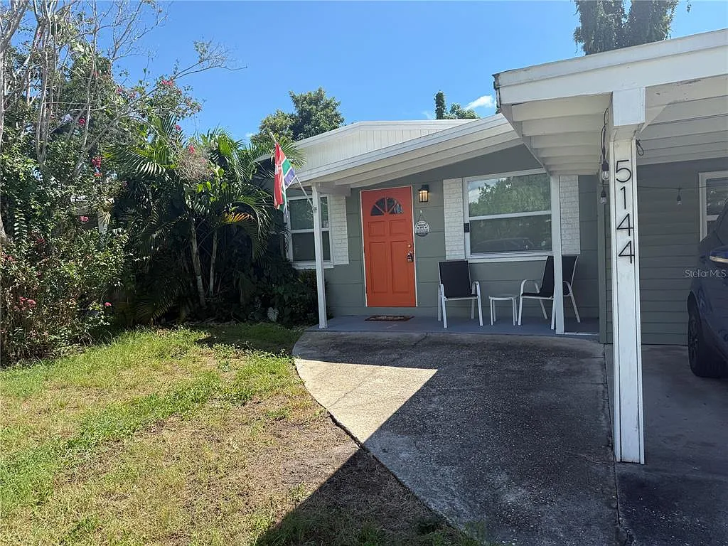 3 bed, 1.0 bath, 1030 sqft, $2,700 — Photo 2
