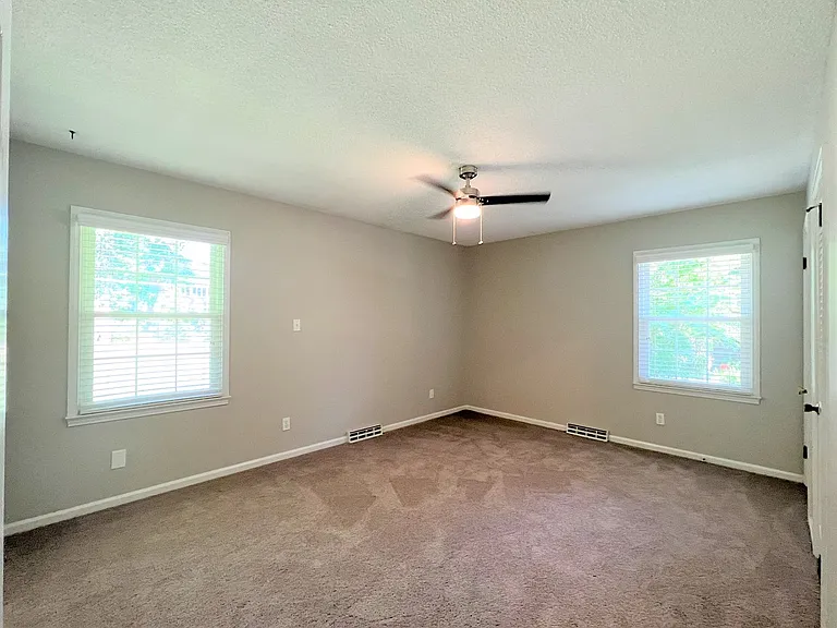 928 Brentwood Dr — Photo 8
