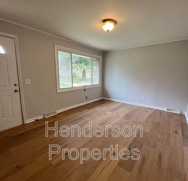 1506 Seigle Ave — Photo 3