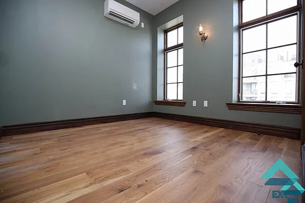 Rented by EXR | media 10