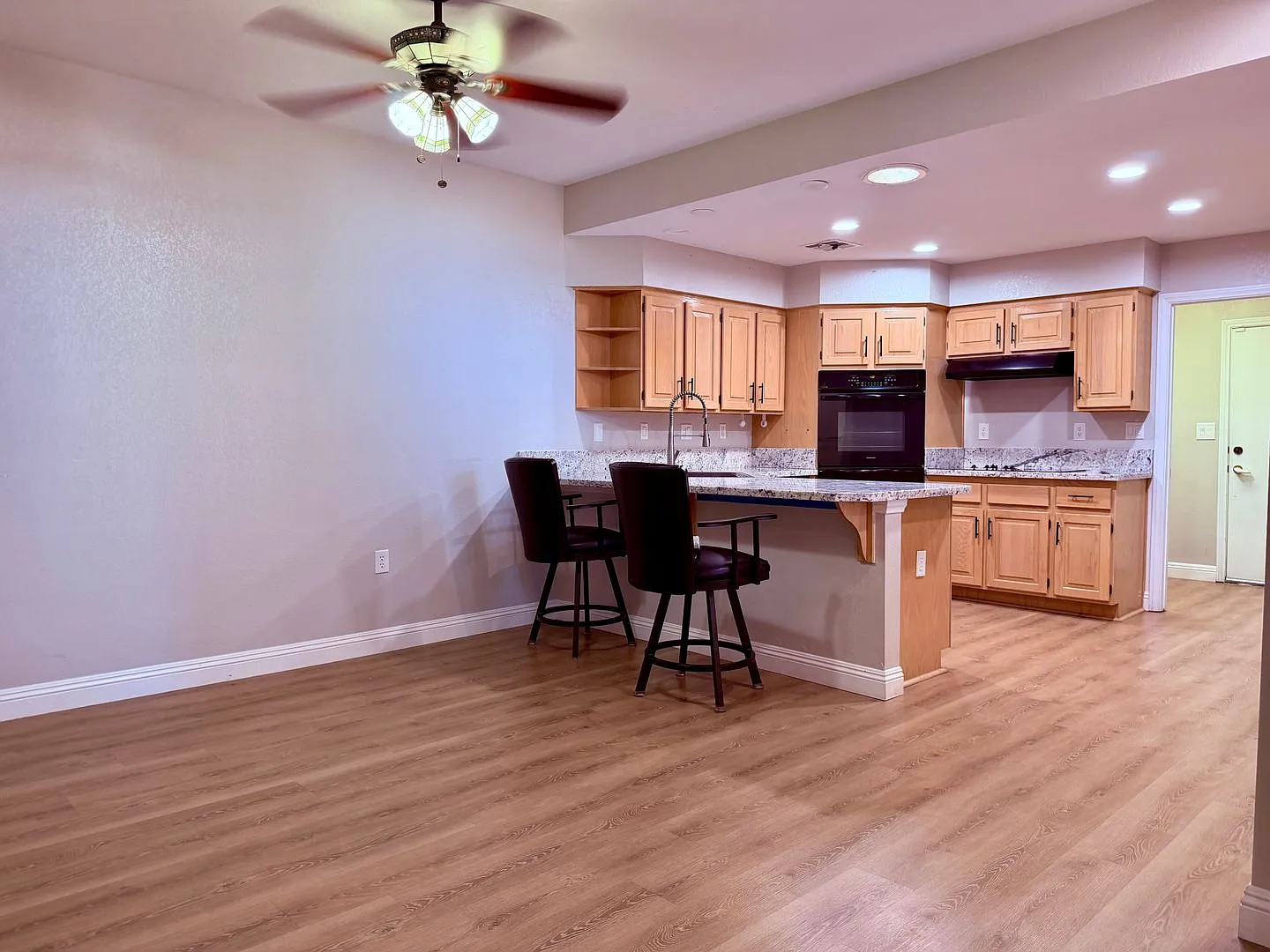 Large 2 bedroom corner unit townhome — Photo 3