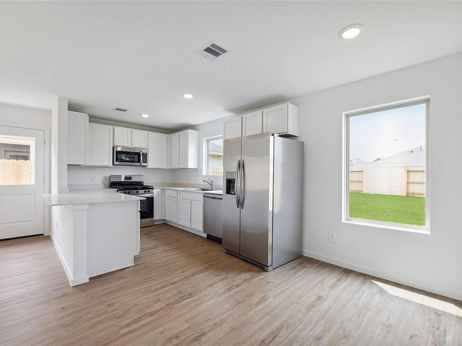 4 bed, 2.5 bath, 1810 sqft, $2,100 — Photo 4
