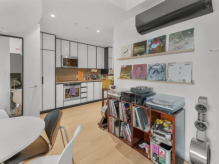10-25 Jackson Ave #4B — Photo 3