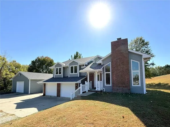 2402 Meadow Ridge Dr, Saint Joseph, MO 64504