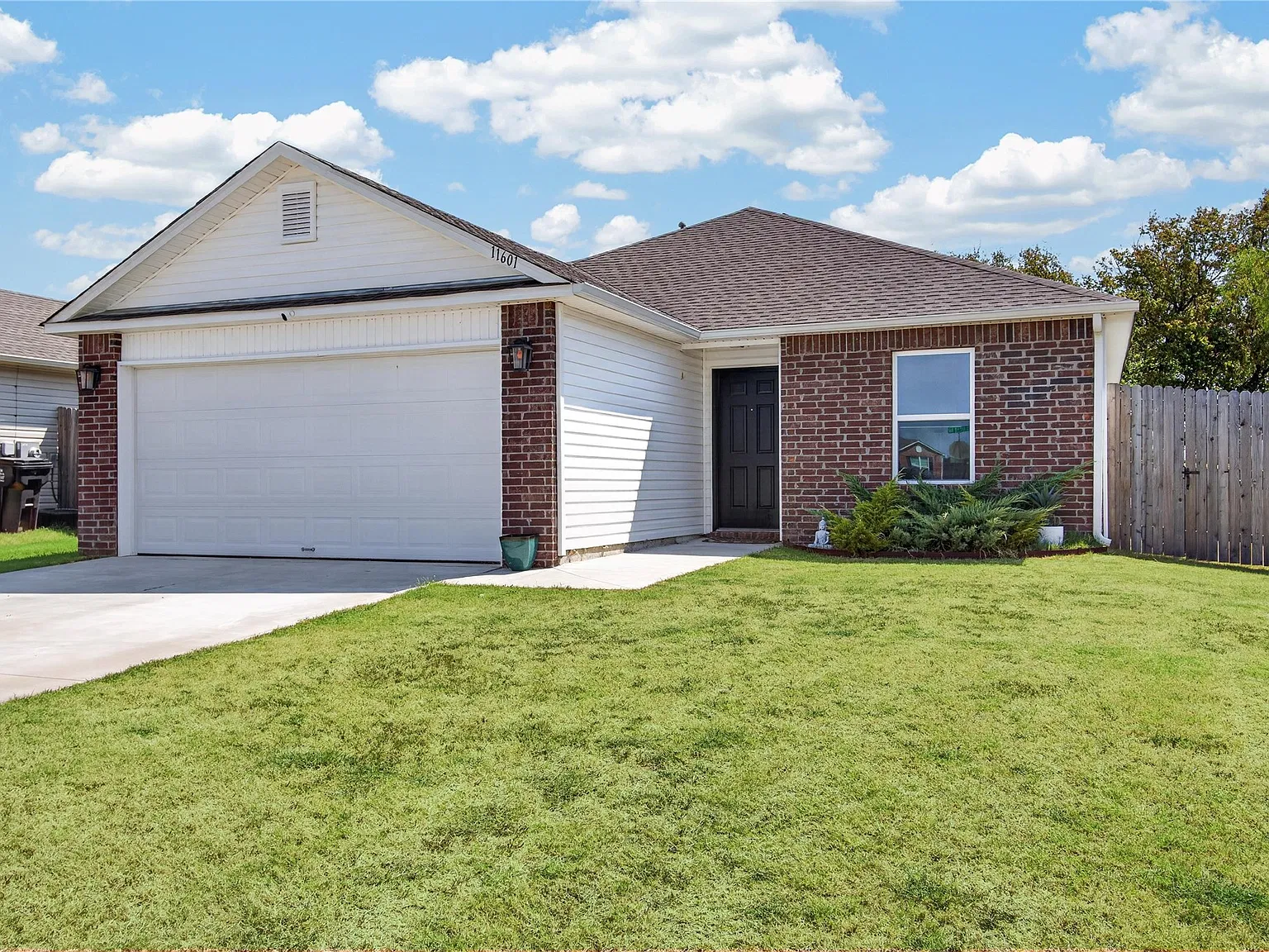 3 bed, 2.0 bath, 1224 sqft, $1,700 — Photo 2