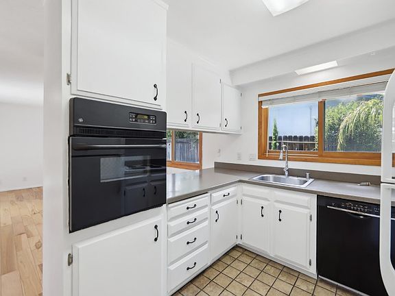 5th image of 888 Greenway Drive