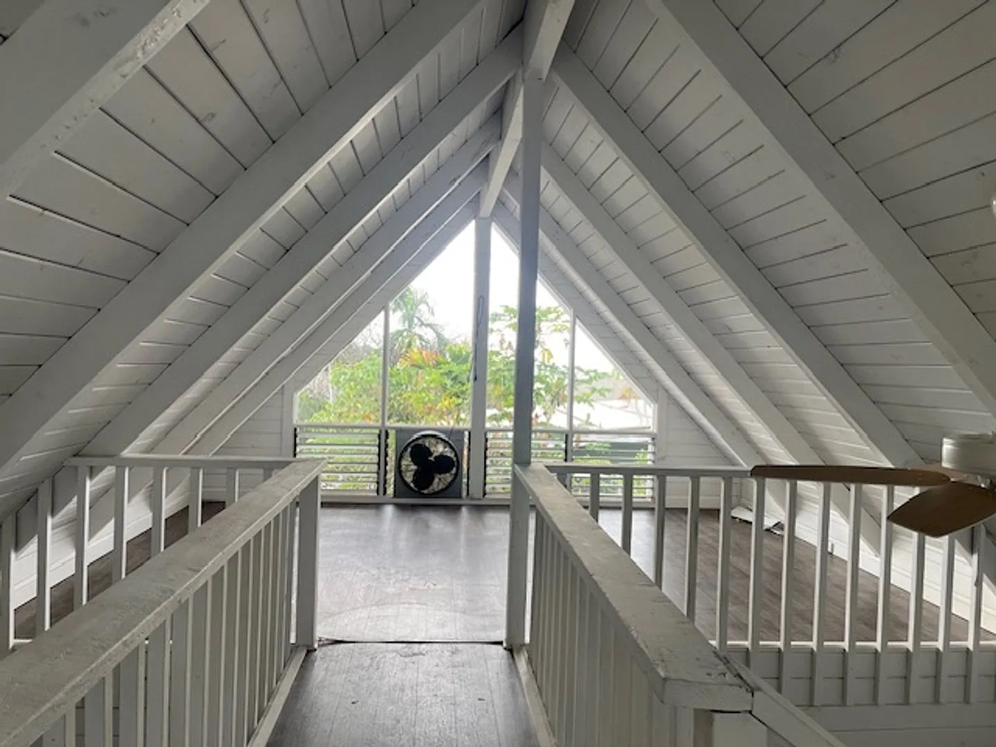 2 Bedroom / 1 Bath with loft and Ocean Views in Downtown Kona! — Photo 4