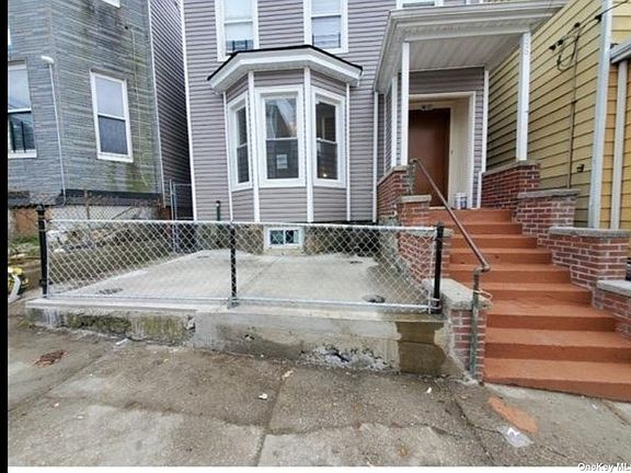 5th image of 98 Ash St Floor 1