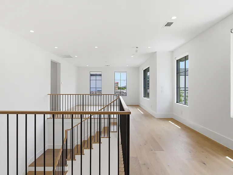 9855 Kingsway Ave — Photo 28