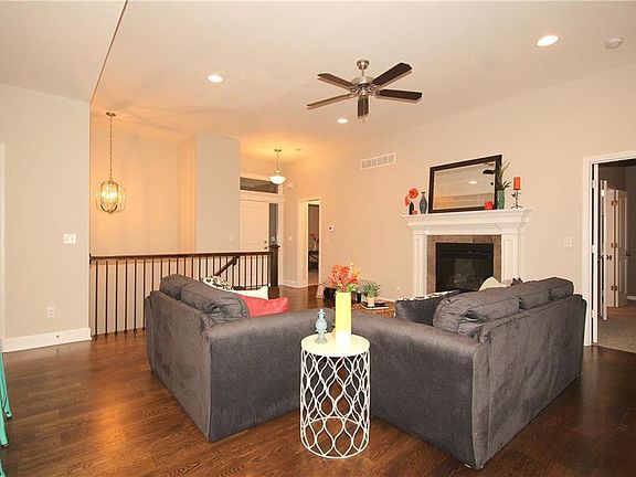 5th image of 6827 Larson Ave