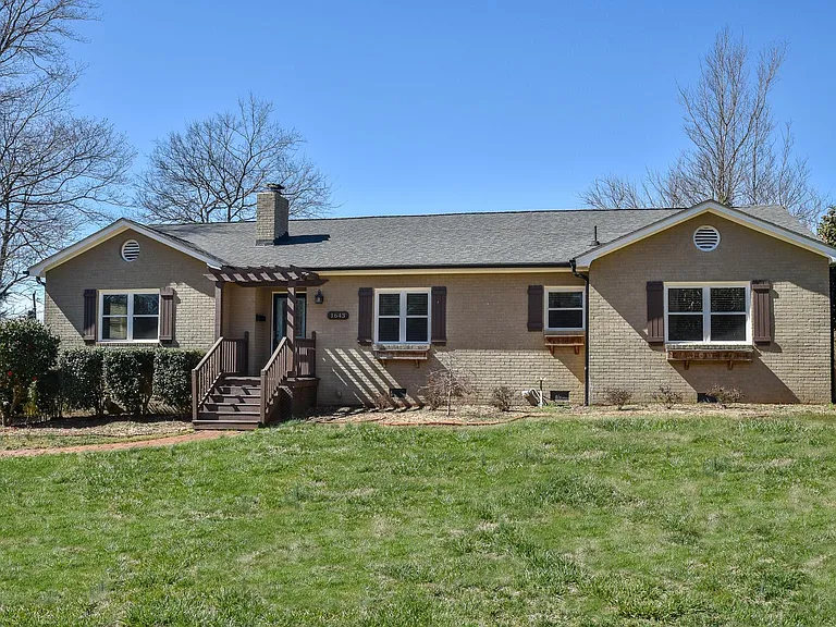 1643 Medford Dr — Photo 1