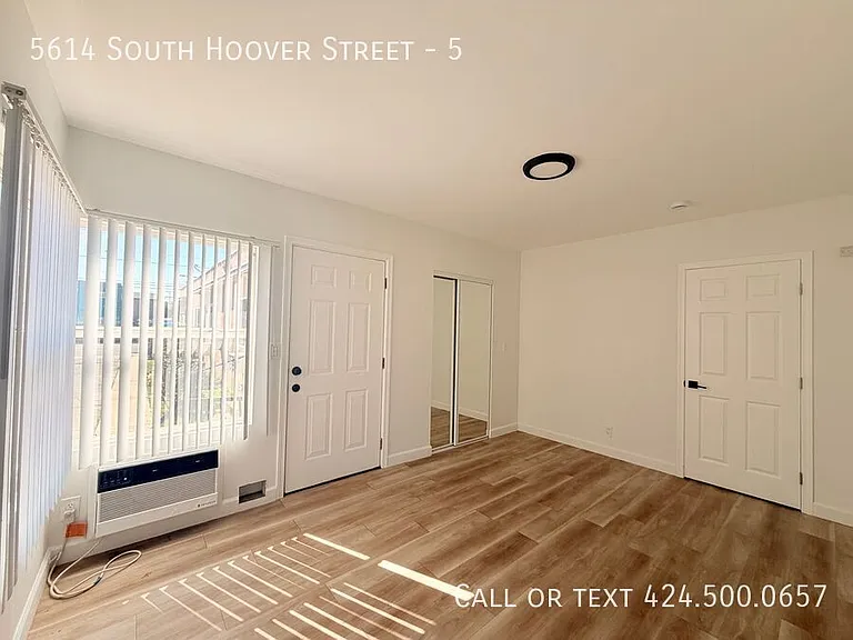 5614 S Hoover St #5 — Photo 2