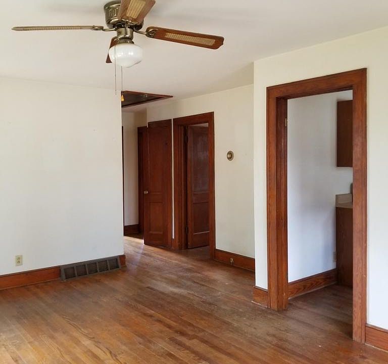 2nd image of 207 Walker St