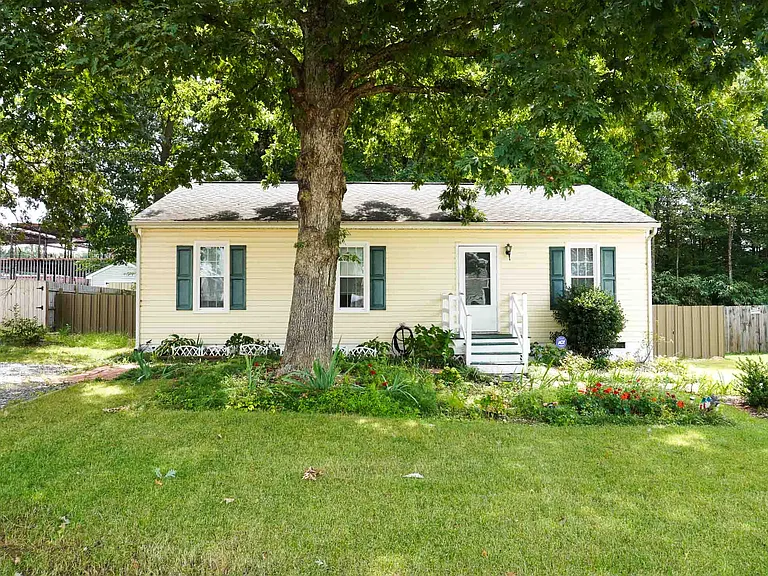 8001 Clovertree Ct — Photo 1