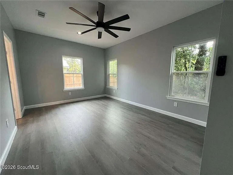909 E 3rd St — Photo 17