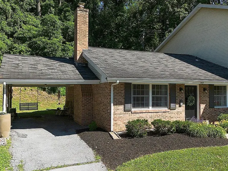 907 Rhue Haus Ln — Photo 2