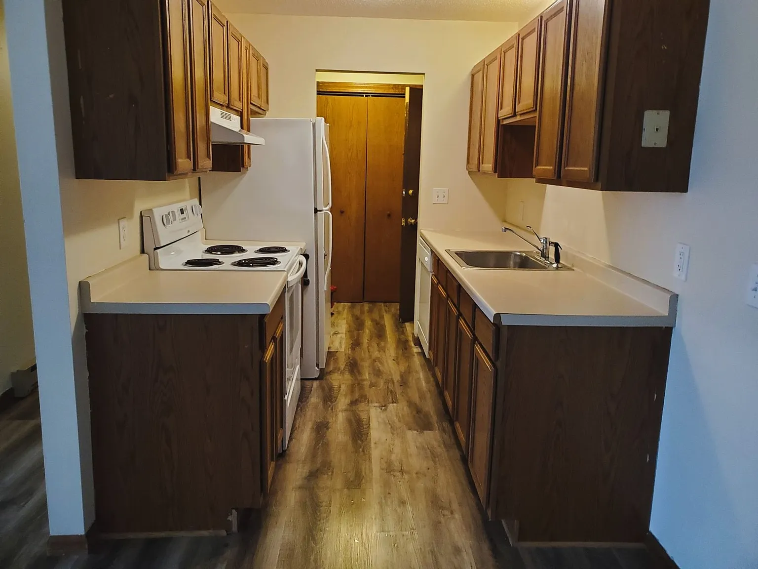 Experience Luxurious Living in the Heart of Kenwood, Baxter - Spacious Apartment — Photo 1