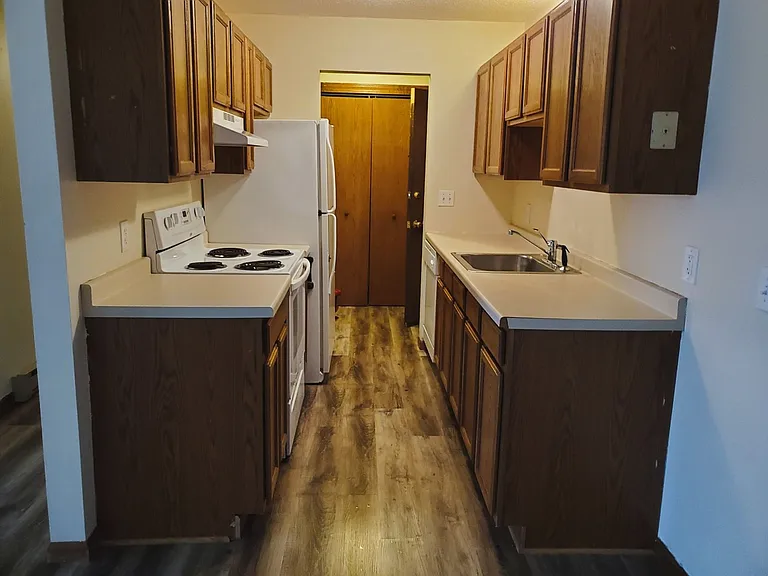 Experience Luxurious Living in the Heart of Kenwood, Baxter - Spacious Apartment — Photo 1