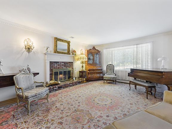 5th image of 7 Louis Dr
