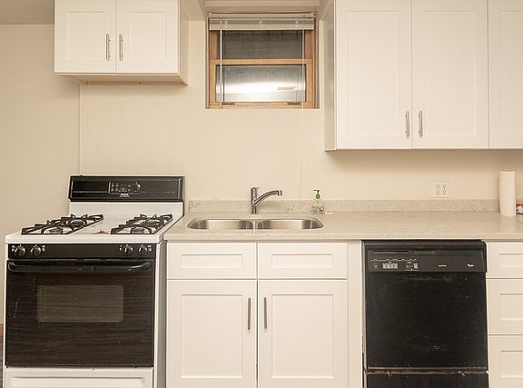2nd image of 1443 W Walton St Unit Garden
